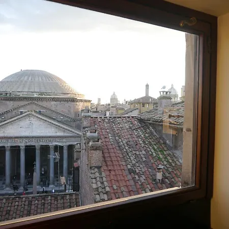Pantheon In The Window روما